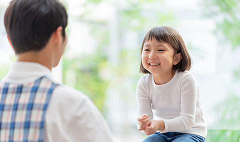 保育園で楽しそうに遊ぶ子どもたちの様子