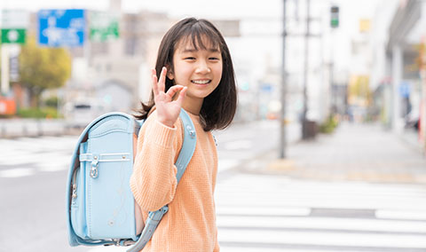 ランドセルを背負って通学する小学生の後ろ姿