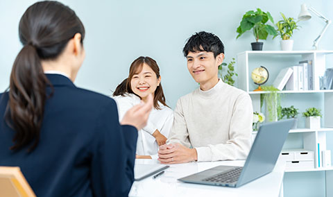 子育て支援制度について相談する家族のイメージ