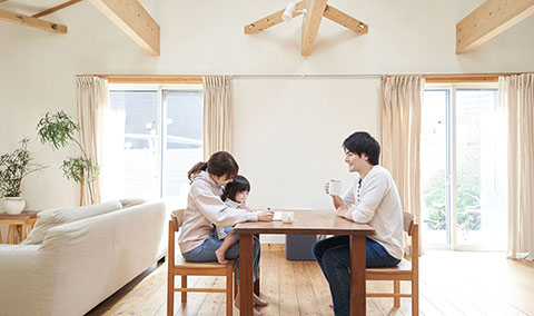リビングでくつろぐ子育て世帯家族のイメージ